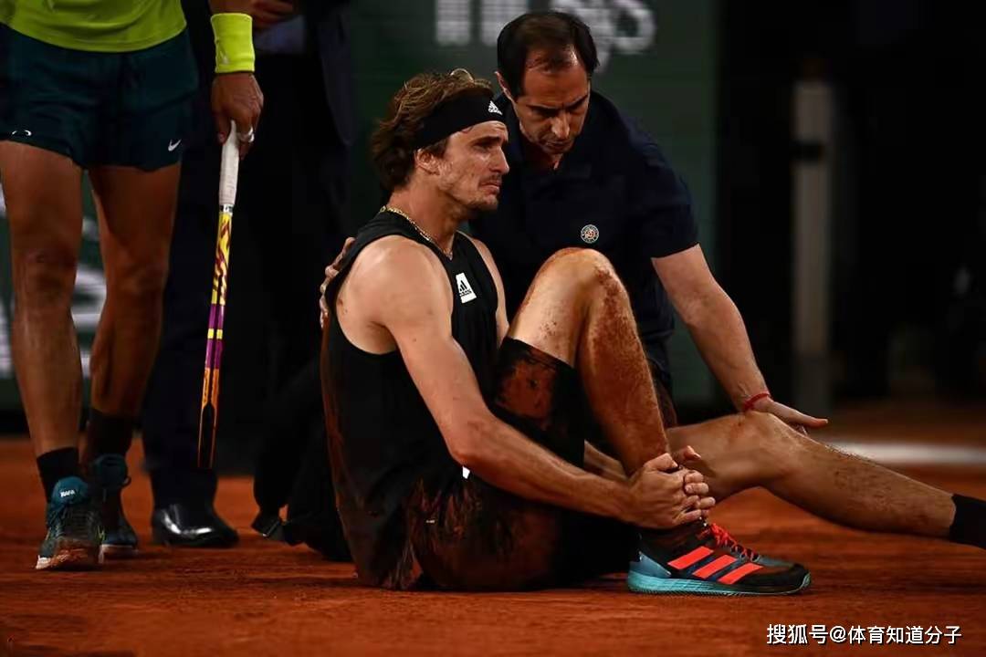 西班牙网球队鏖战澳大利亚网球队，兹维列夫送出助攻