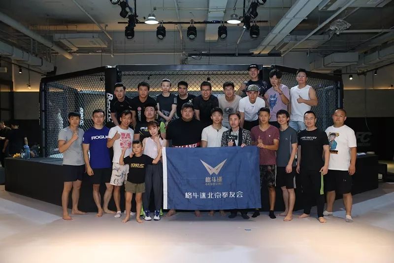 拳击惊险逆转取胜,粉丝狂欢不已 拳击惊险逆转取胜,粉丝狂欢不已